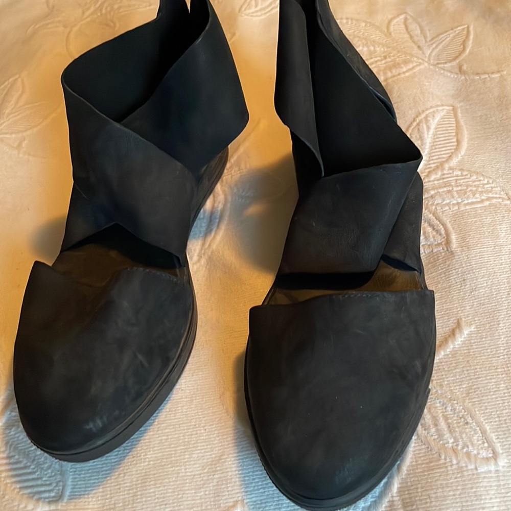 Eileen Fisher black covered toe sandals 7.5